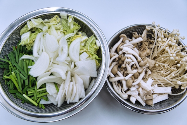 キムチと野菜の蒸し豚焼肉に使うキャベツ、玉ねぎ、ニラ、きのこの具材