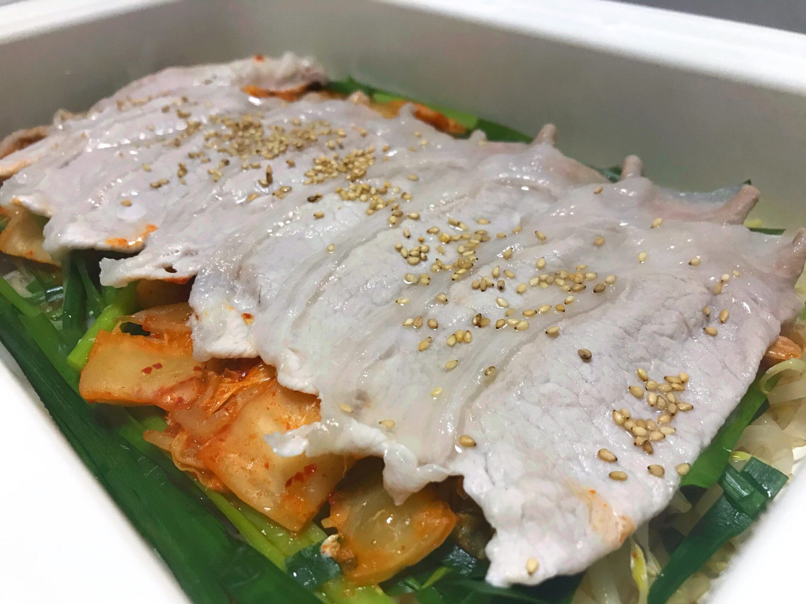 ホットプレートで作るキムチとたっぷり野菜の蒸し豚焼肉