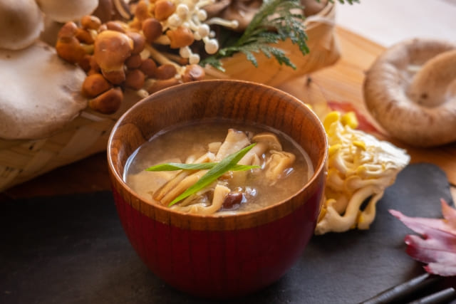 きのこを入れた具だくさん味噌汁の料理写真