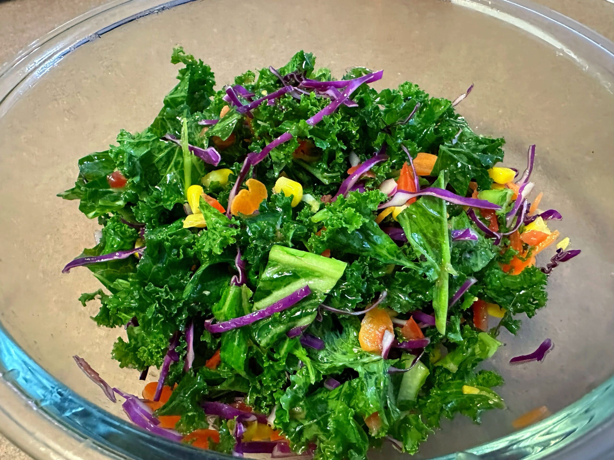 ケールと野菜をイタリアンドレッシングで和えている工程