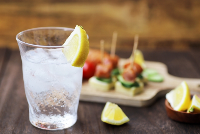 水菜と長芋の塩だれサラダに合わせたいハイボールのイメージ写真