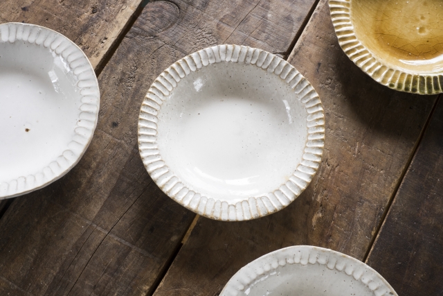 水菜と長芋の塩だれサラダに合う浅めの皿と小鉢