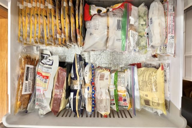 冷凍庫に保存された食材の写真
