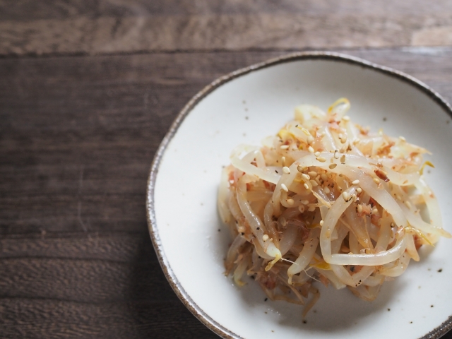 皿に盛り付けたもやし料理（もやしナムル）