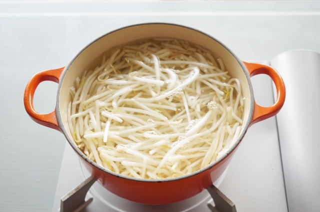 もやしナムルを美味しく作るため、もやしをさっと加熱している工程写真