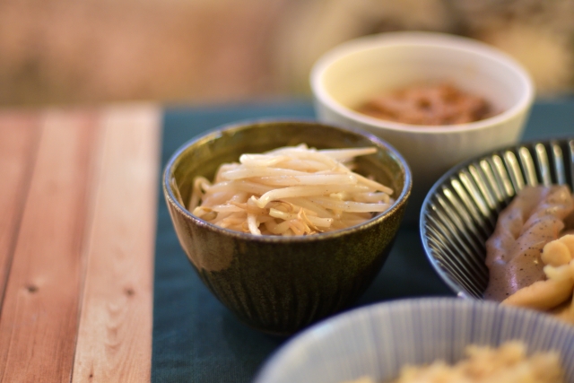 作り置きして保存した、きゅうりとわかめのもやしナムルの副菜イメージ