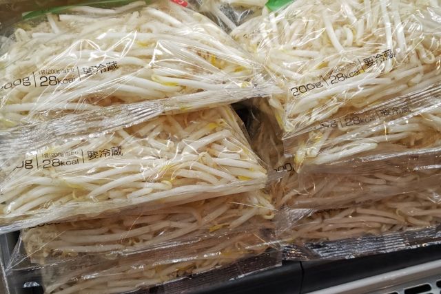 スーパーに並ぶ袋入りのもやし