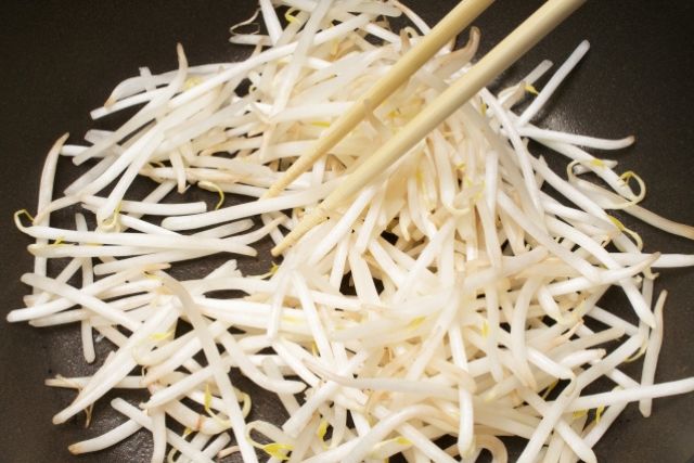 フライパンでもやしを炒めている写真