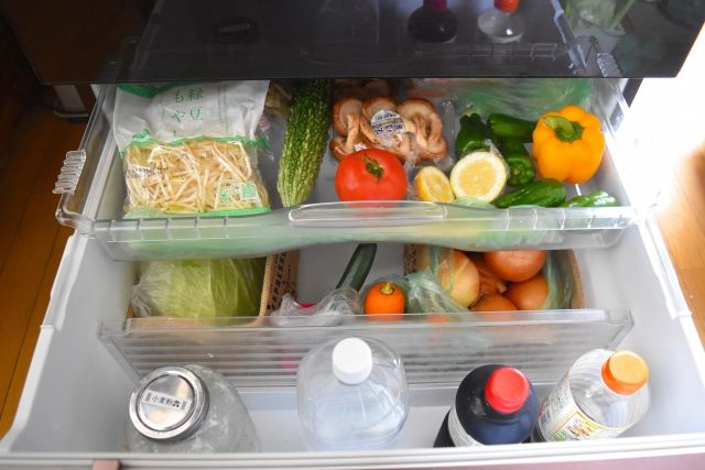 冷蔵庫の野菜室に食材を保存している様子