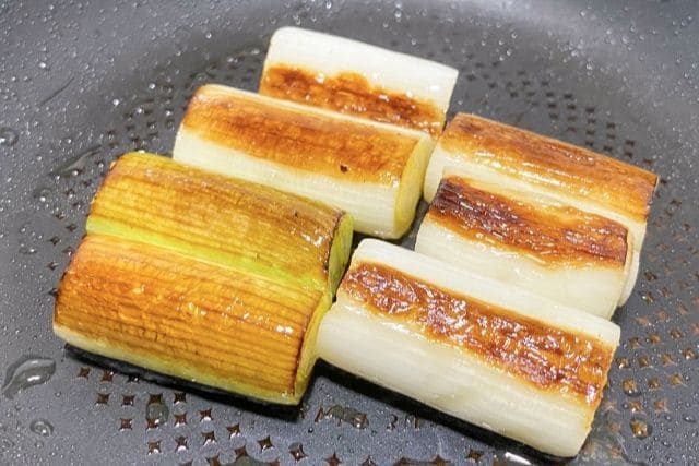 フライパンで焼き色をつけて甘みを引き出した長ネギ