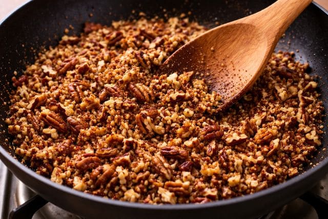 フライパンでナッツをローストしている様子