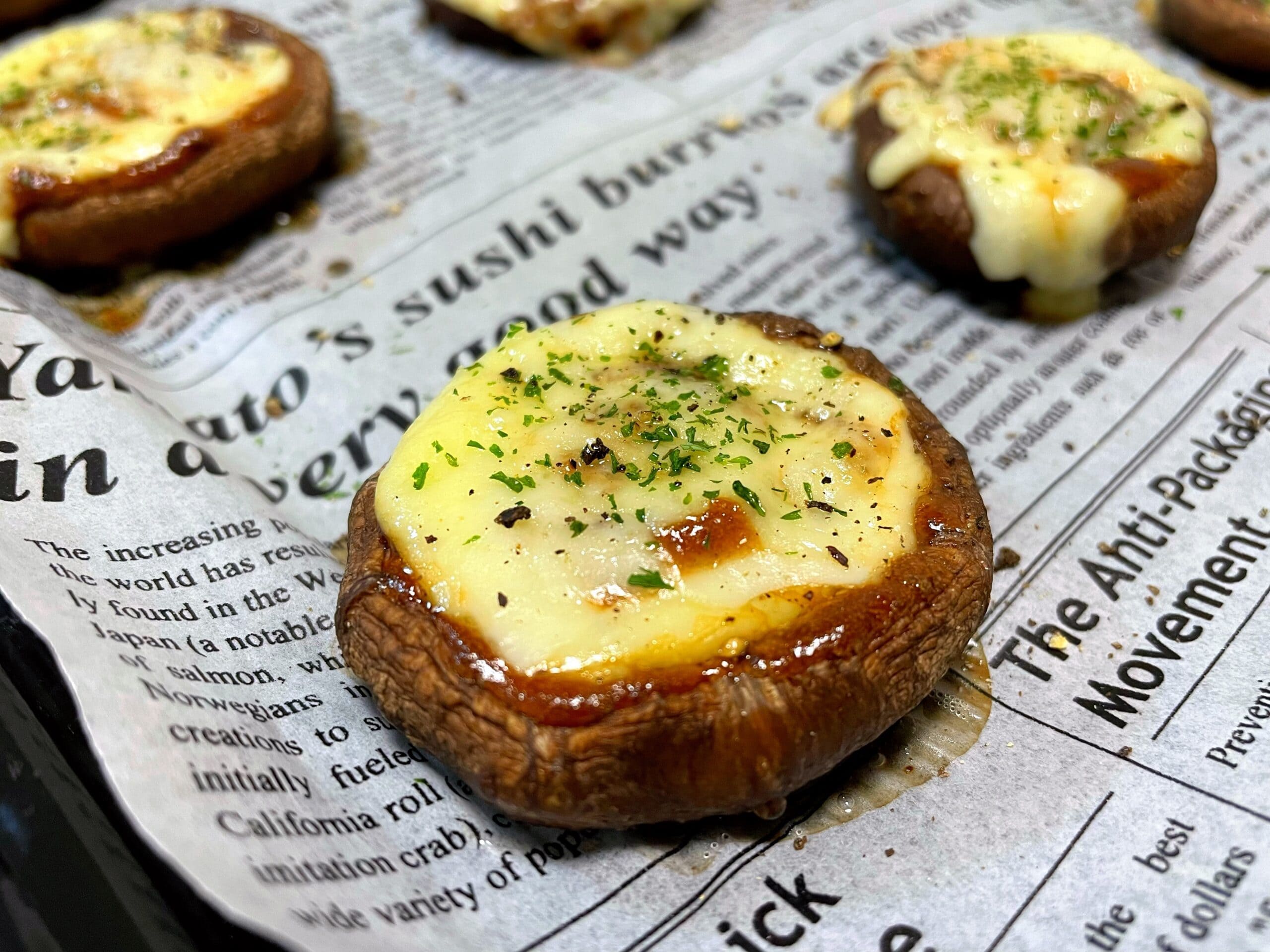 オーブントースターで作る椎茸の味噌チーズ焼き。しいたけに味噌とチーズをのせて焼いた簡単きのこ料理