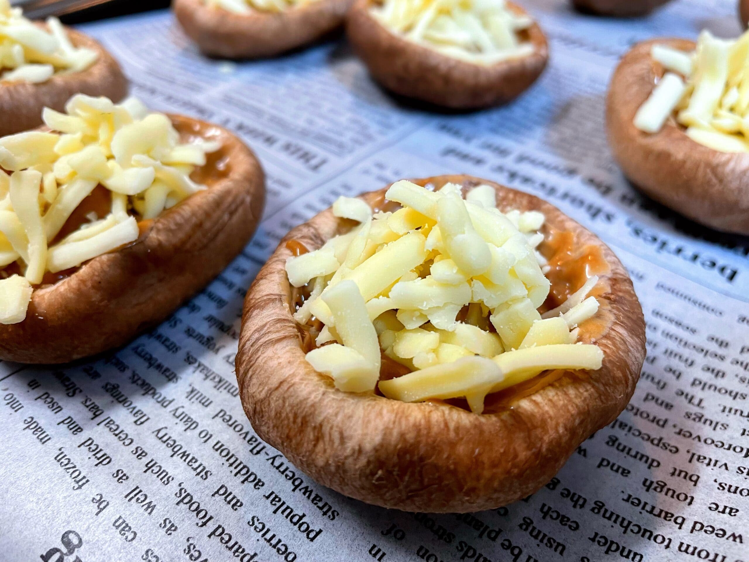 しいたけ味噌チーズ焼きの作り方。椎茸に味噌とチーズをのせて焼く前の調理工程