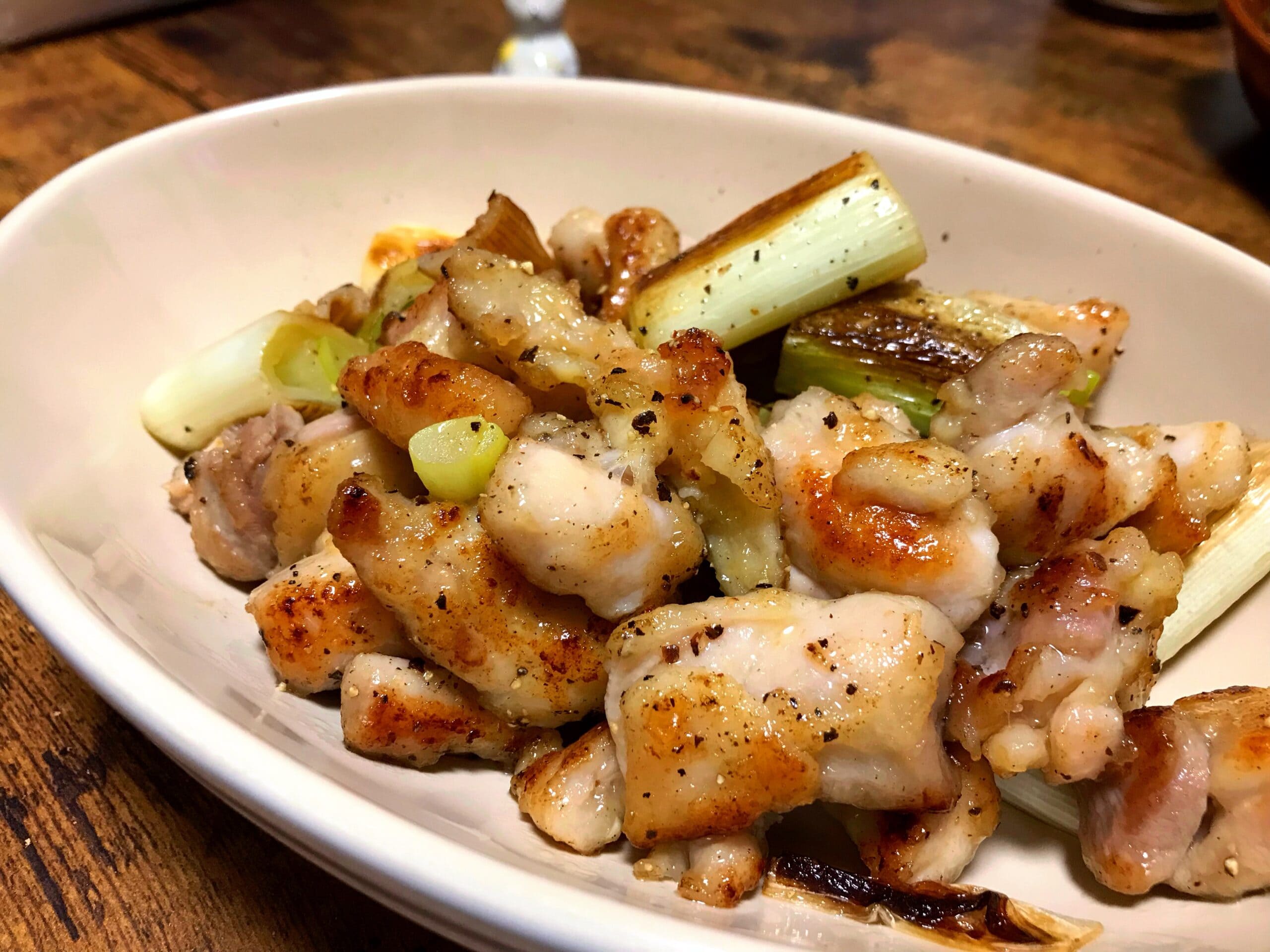 フライパンで焼いた鶏もも肉の塩焼き鳥。外は香ばしく中はぷりぷりジューシーに焼き上げた一皿