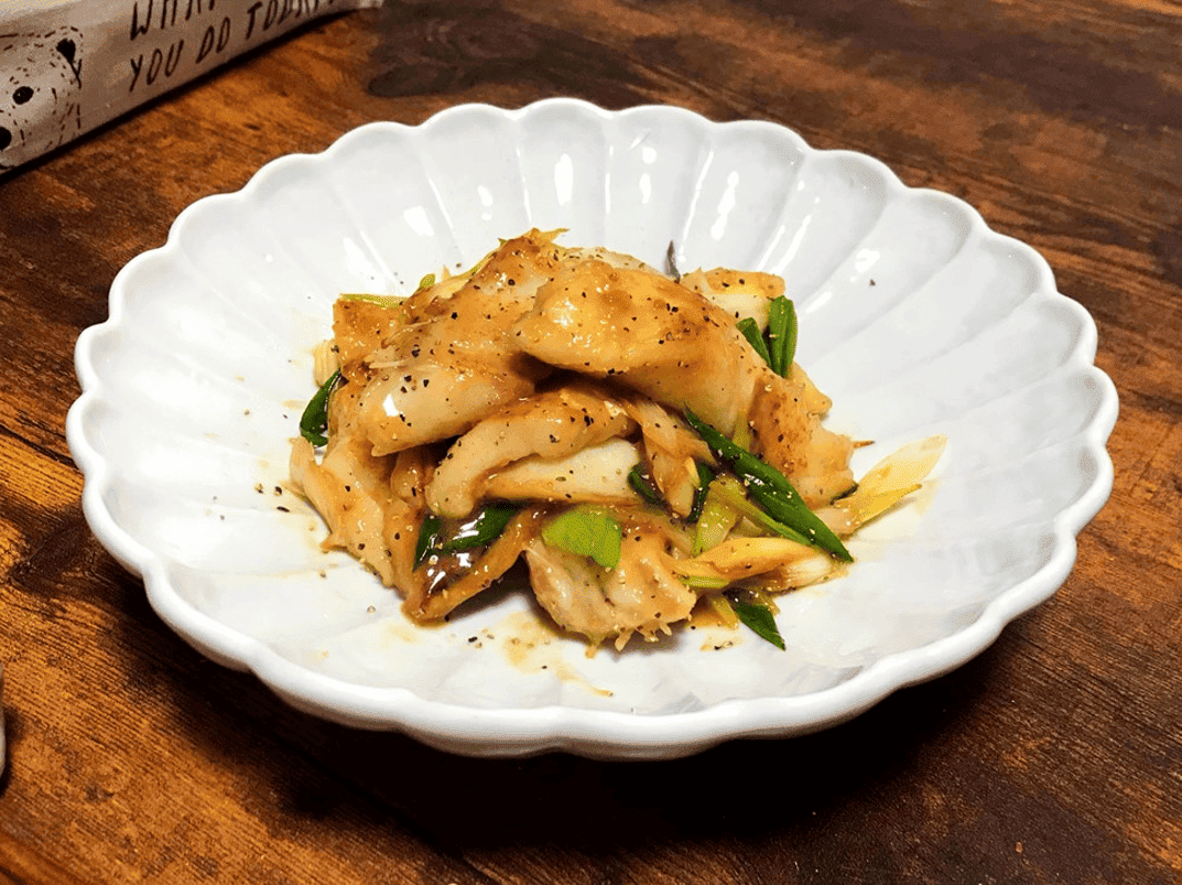 白身魚と長ネギのバターポン酢炒めを皿に盛り付けた料理写真