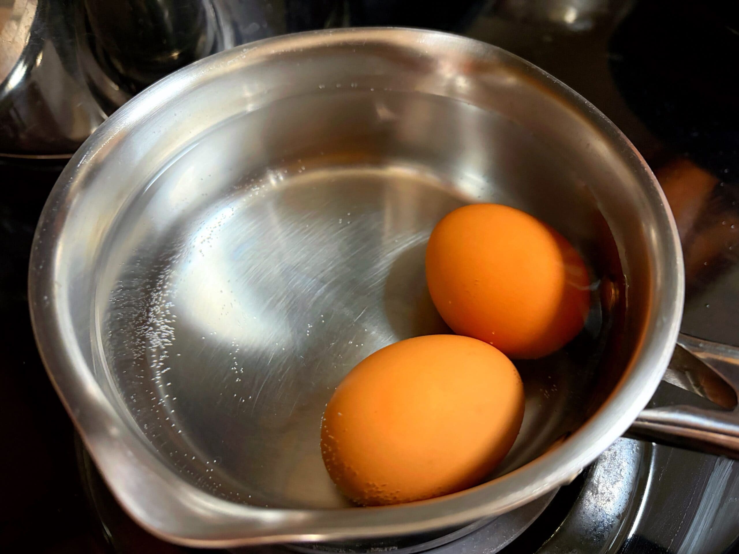 鍋で半熟卵を作っている様子。パスタのトッピング用の卵