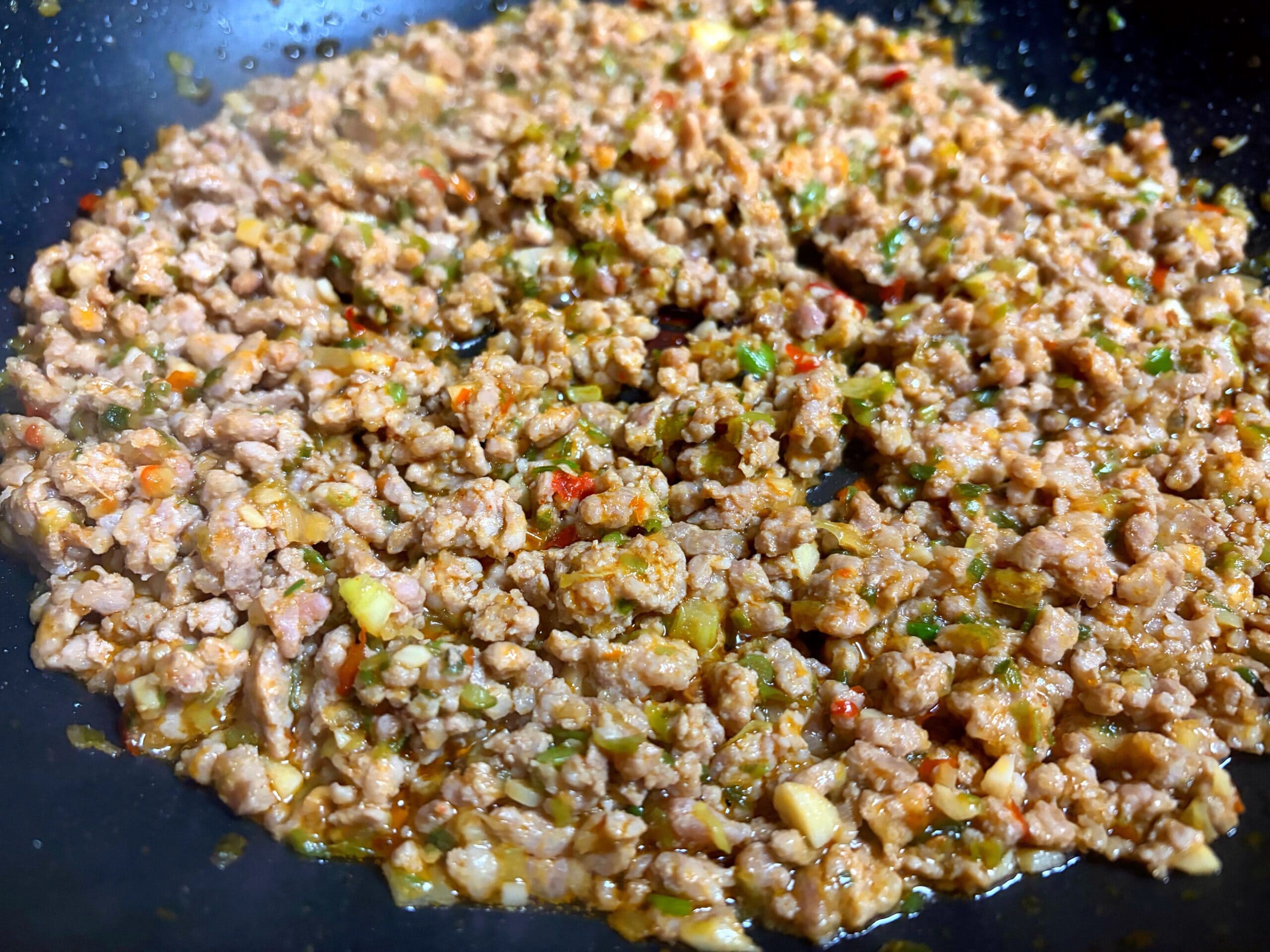 坦々風胡麻ミルクスープパスタ用の挽き肉をフライパンで炒めている様子