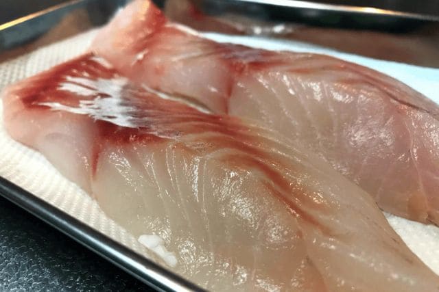 調理前の新鮮な鱈の切り身