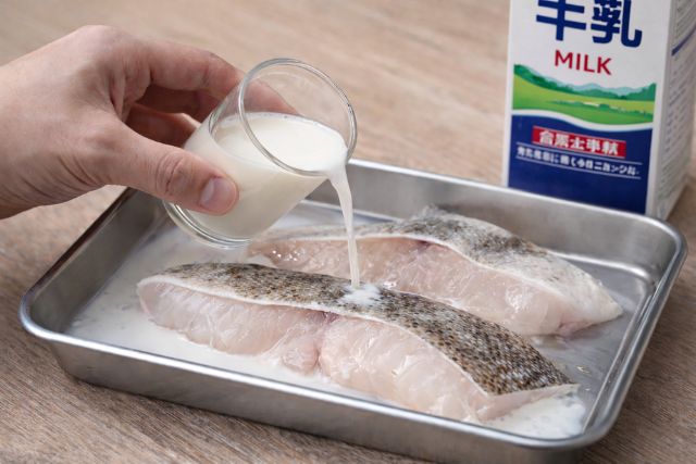 タラの切り身を牛乳に漬けて臭みを取る下処理
