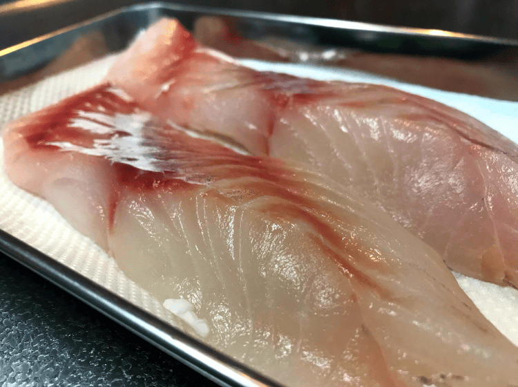 砂糖を洗い流して水分を拭き取ったタラの下処理