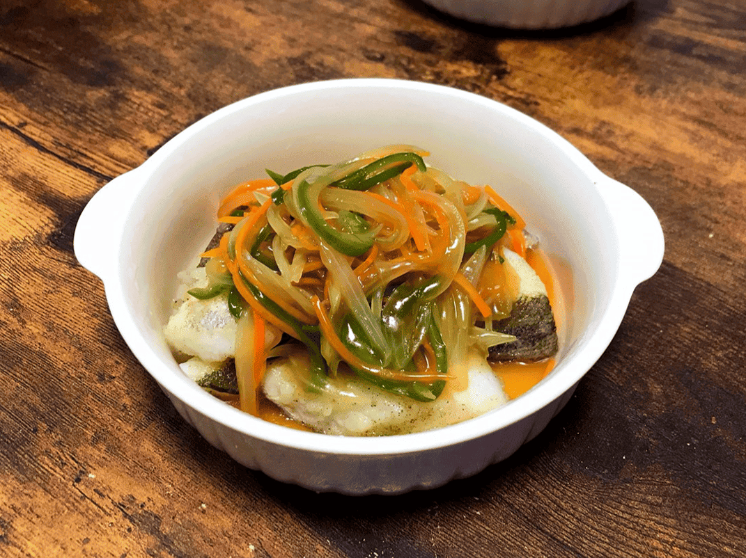 鱈の切り身ににんじんやピーマンなどの野菜あんをかけた和風あんかけ料理