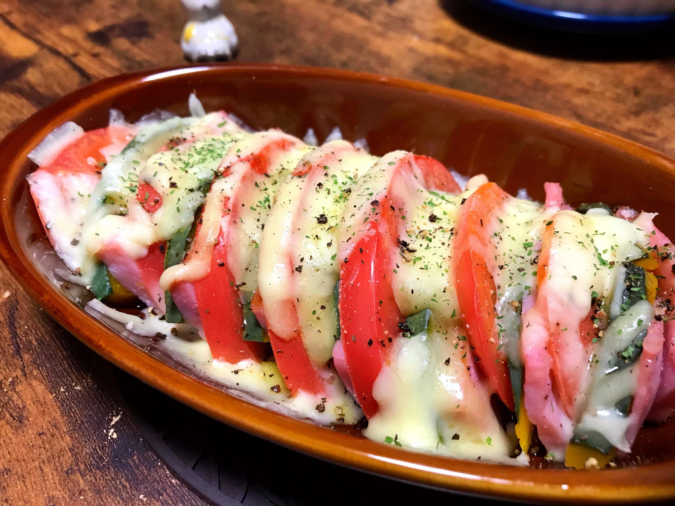 トマトとかぼちゃを重ねて焼いたミルフィーユチーズ焼き