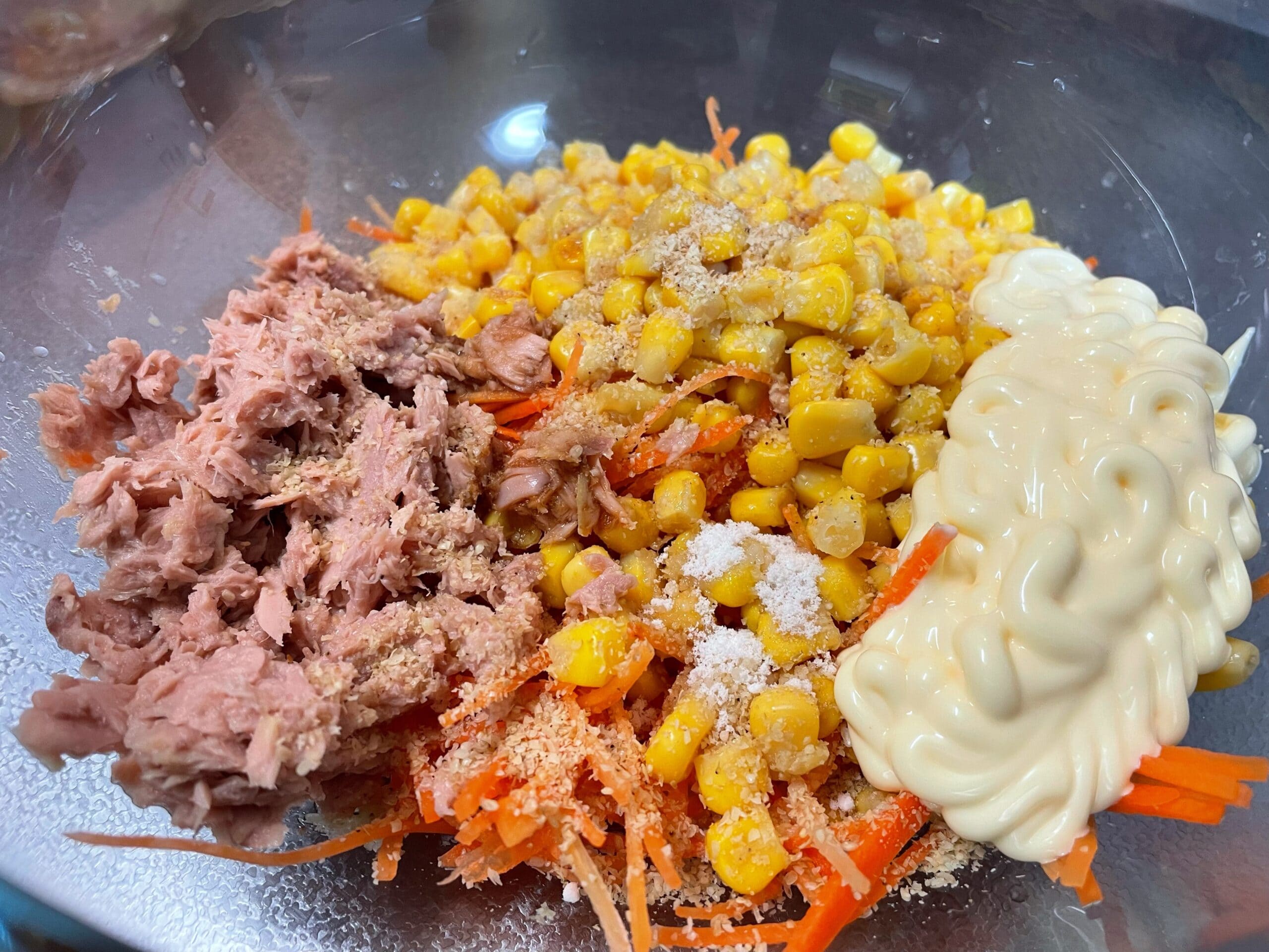 ツナマヨコーンのにんじんサラダの材料をボウルで混ぜる工程