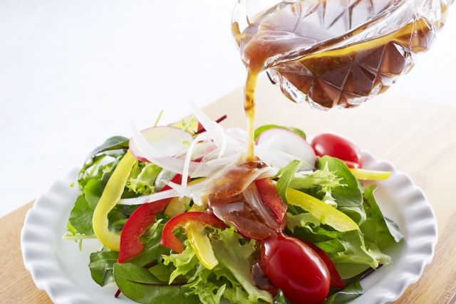 サラダに和風ドレッシングをかけている様子