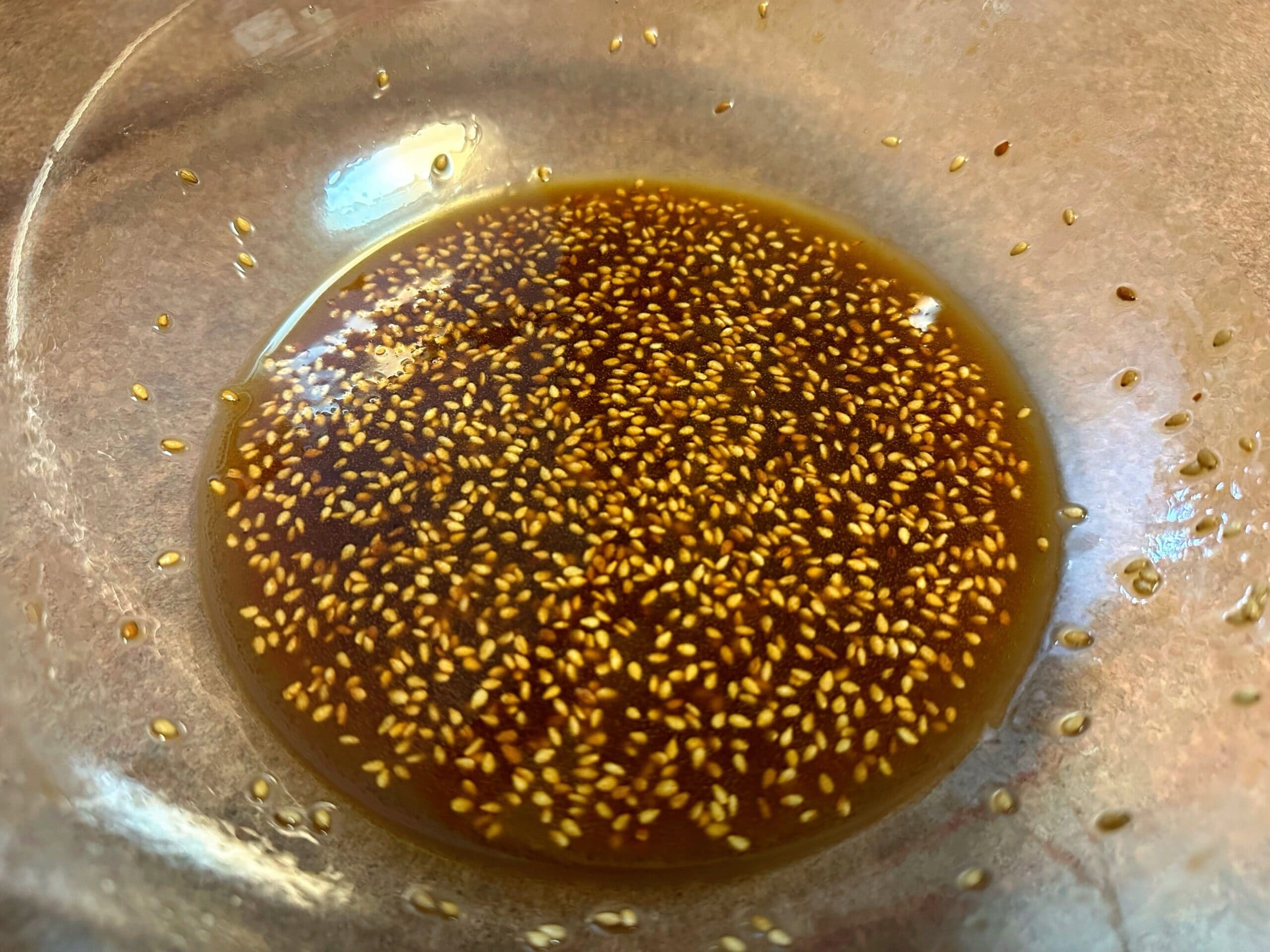 ごまと醤油を混ぜて和風ドレッシングを作っている工程写真