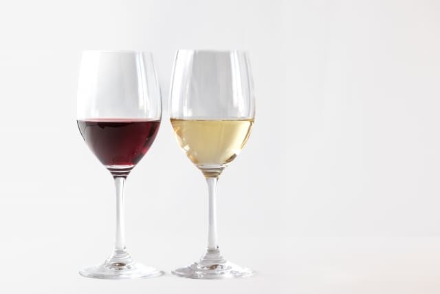 赤ワインと白ワインのグラスを並べたおつまみとのペアリングイメージ