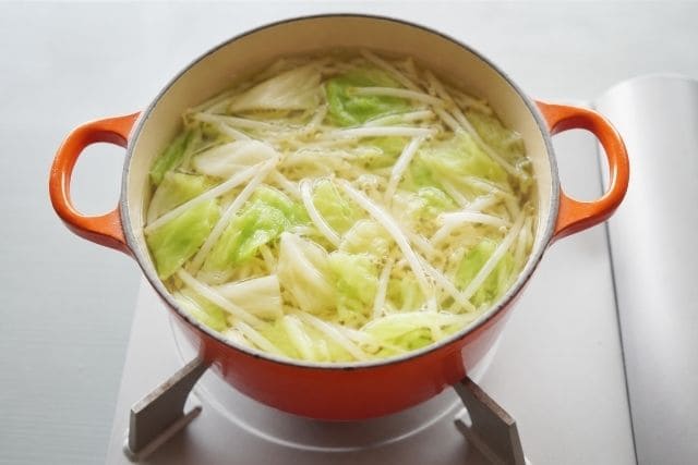 豚ニンニク醤油の野菜マシマシ二郎パスタ用に、もやしとキャベツを鍋でさっと下茹でしている写真
