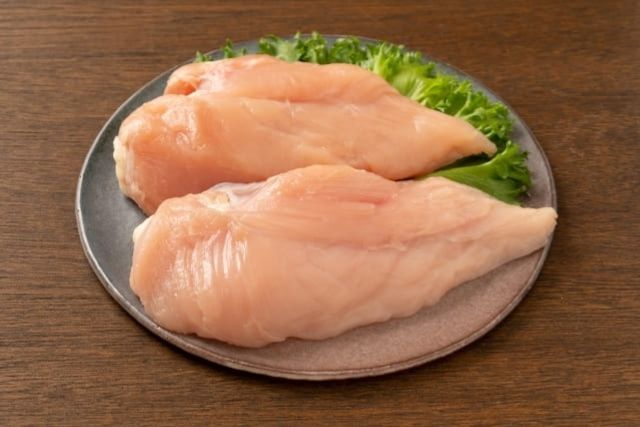 鶏肩肉との違いを説明するための鶏むね肉の写真