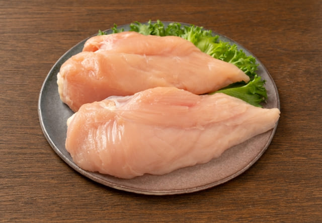 鶏肩肉との違いを説明するための鶏むね肉の写真