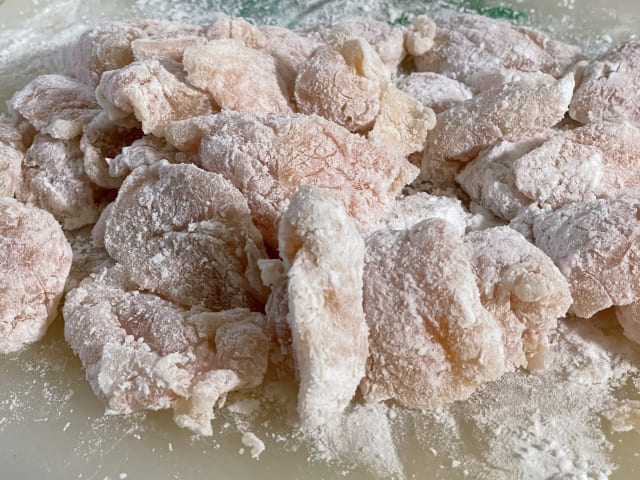 片栗粉をまぶした鶏肩肉の下ごしらえ写真