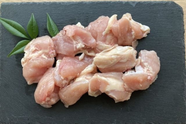 炒め物に使いやすい鶏肩肉の写真