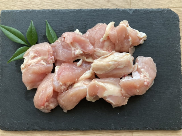 炒め物に使いやすい鶏肩肉の写真