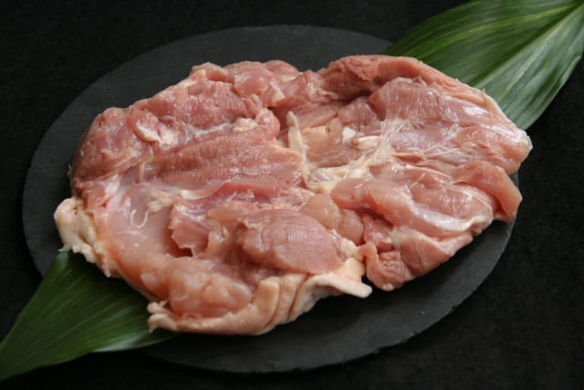 鶏肩肉との違いを説明するための鶏もも肉の写真