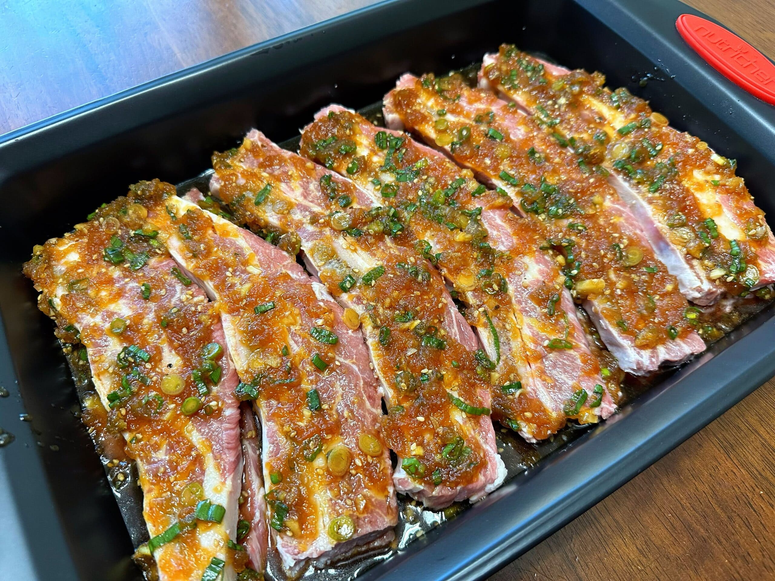 特製タレをまとわせたLAカルビをトレーに並べた韓国風焼肉レシピの料理写真