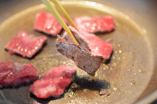 LAカルビを香ばしく焼くポイントを紹介する韓国風焼肉の調理イメージ写真