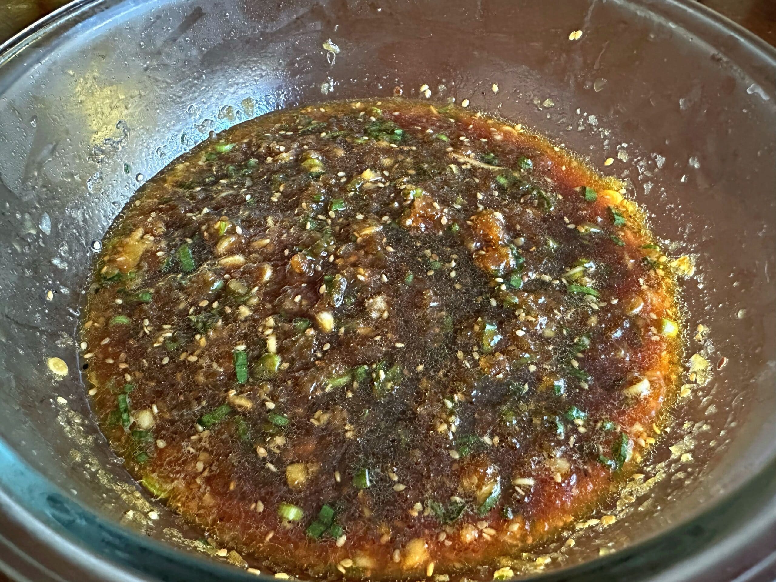 LAカルビを漬け込むための、にんにくやごま油を合わせた甘辛い特製タレの写真