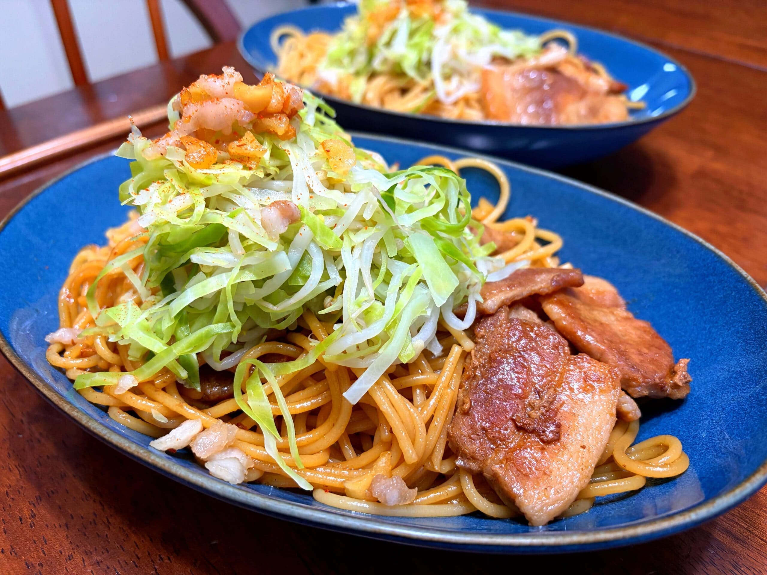 豚肉とにんにく醤油で仕上げた、もやしとキャベツたっぷりの野菜マシマシ二郎風パスタ
