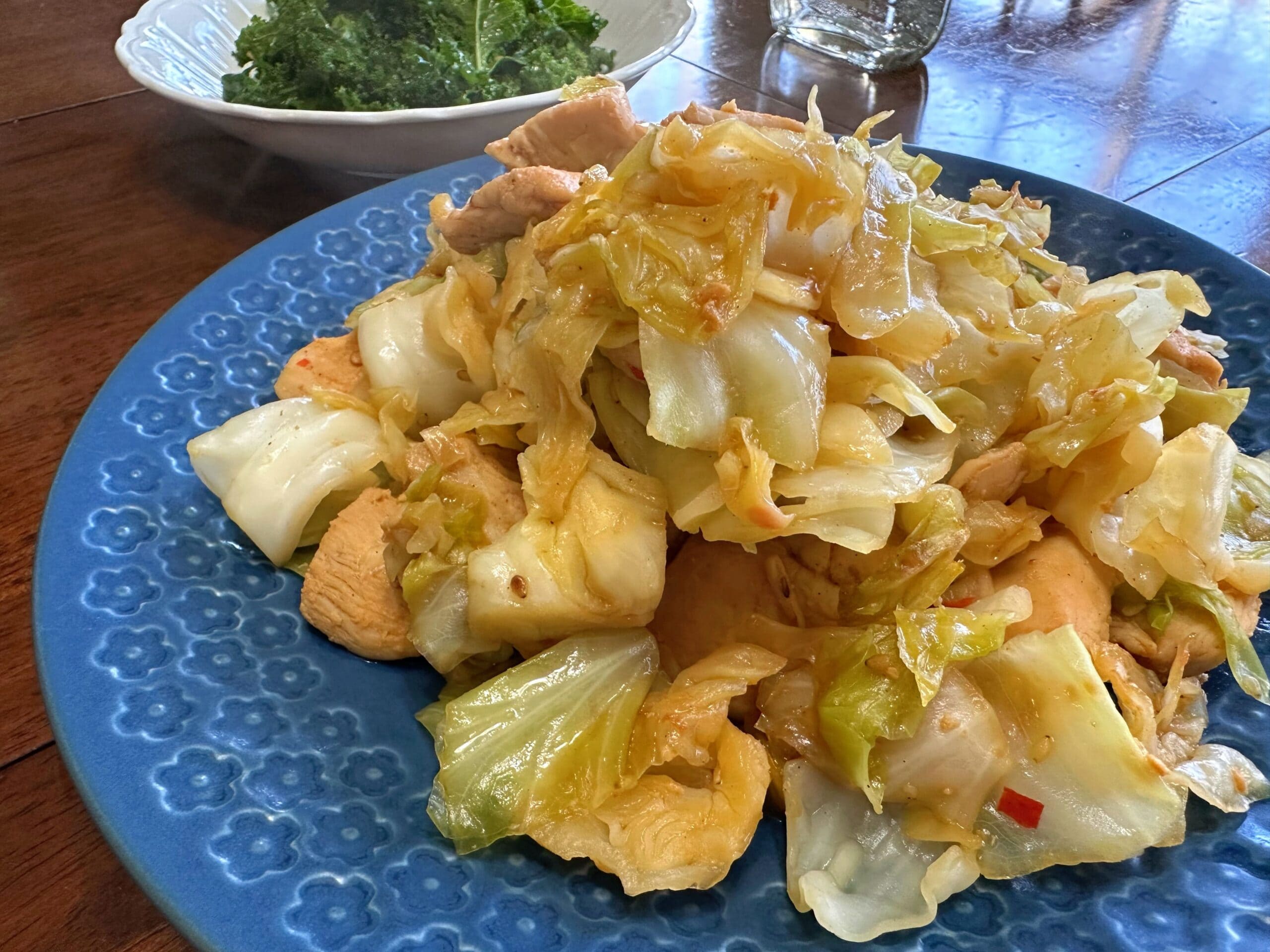 鶏むね肉とキャベツをピリ辛味に炒めた、ご飯が進む節約おかずの料理写真
