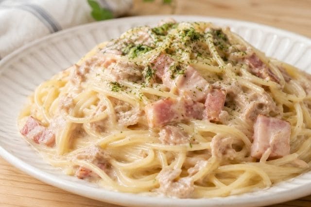 青のりを散らしたツナベーコンの和風クリームパスタ。ツナの旨みとベーコンのコクがソースに溶け込んだ一皿