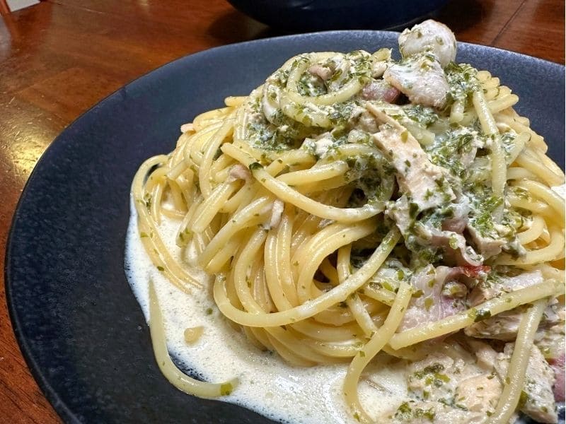 黒い皿に盛り付けた青のりとツナベーコンの和風クリームパスタ。青のりの香りとクリームソースが絡む簡単パスタレシピ