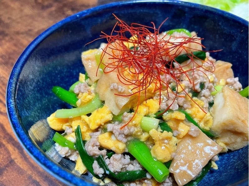 厚揚げと豚ひき肉、卵そぼろ、ざく切り万能ねぎを甘辛いそぼろあんで仕上げた厚揚げのネギ玉そぼろあんかけ丼