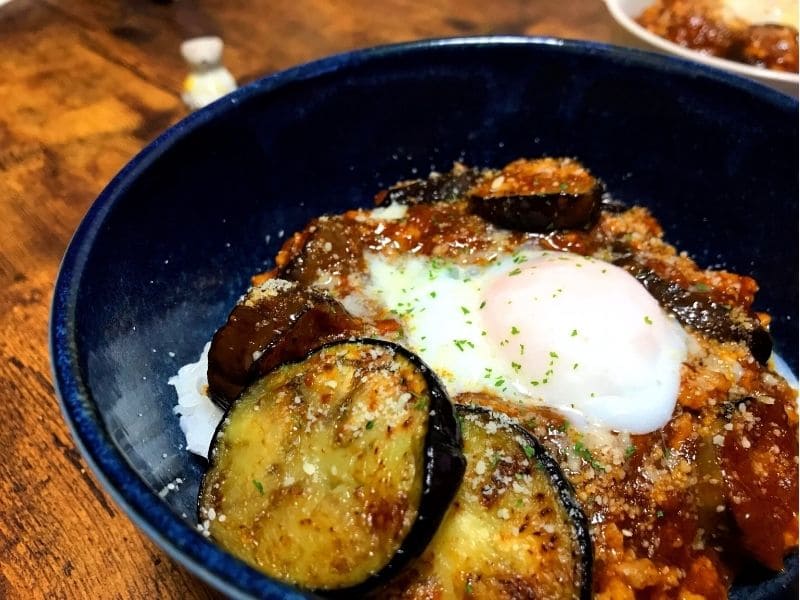 ナスと温泉卵をのせた、市販ソースで作る濃厚ボロネーゼ丼