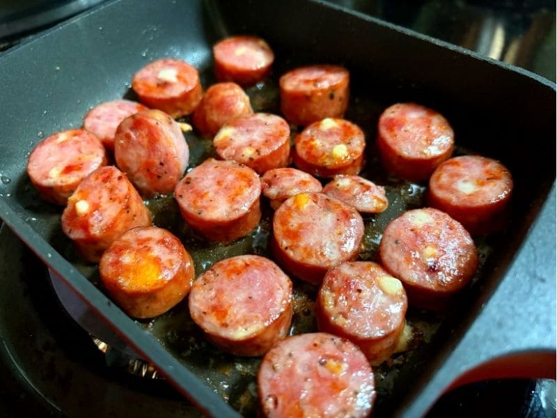 ケールとソーセージのペペロンチーノ用にソーセージを焼いている写真