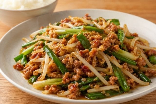 豚ひき肉入りのニラもやし炒めを担々風の味付けで仕上げた節約ピリ辛おかず