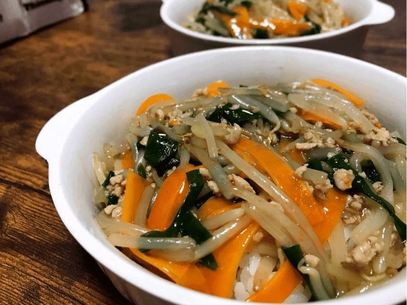 豚ひき肉、もやし、にんじん、ニラを使った野菜たっぷりあんかけ丼