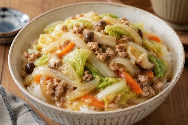 豚ひき肉と白菜、にんじん、玉ねぎ、きのこを使ったやさしい味わいのあんかけ丼